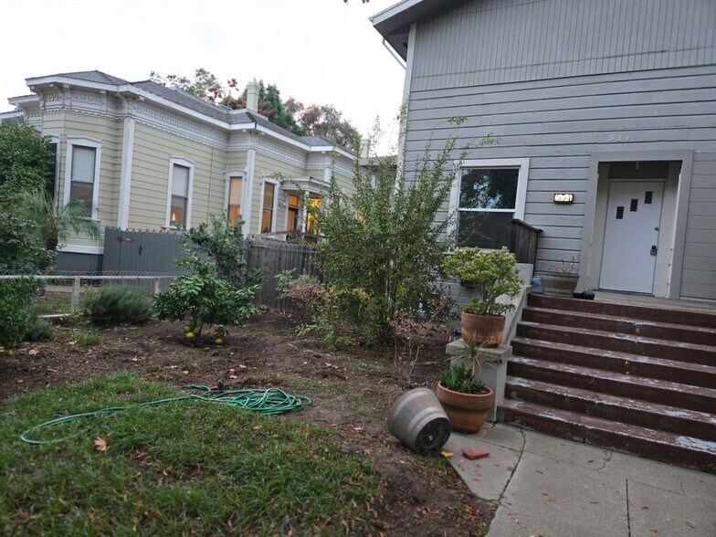 Building Photo - 534 College St