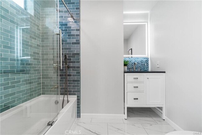 Building Photo - 8566 Hollywood Blvd