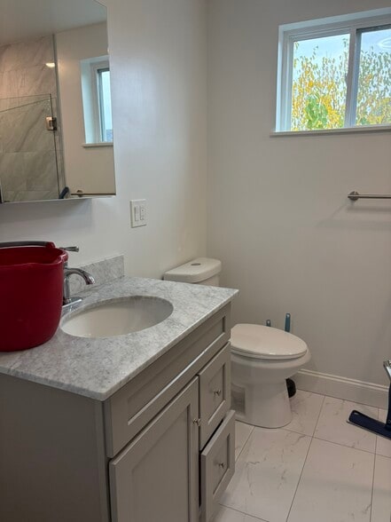 Building Photo - 595 Main St