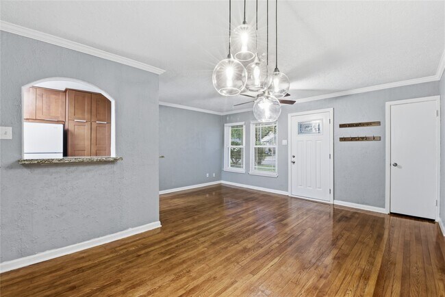 Building Photo - 1814 Chantilly Ln