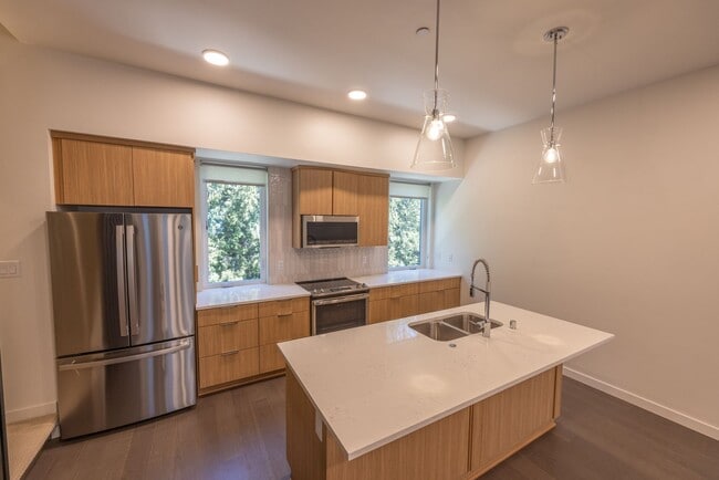 Building Photo - Riverside Townhomes - Waterfront Living in...