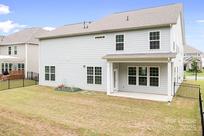Building Photo - 1076 Thoroughbred Dr.