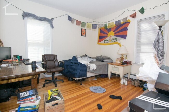 Building Photo - Huge 6 Bed 2 Bath Perfect for BU, Availabl...