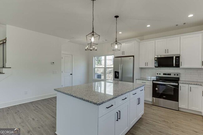 Building Photo - 585 Clayton St