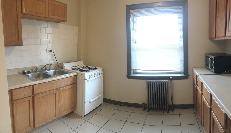 Building Photo - 1211 W Elmdale Ave