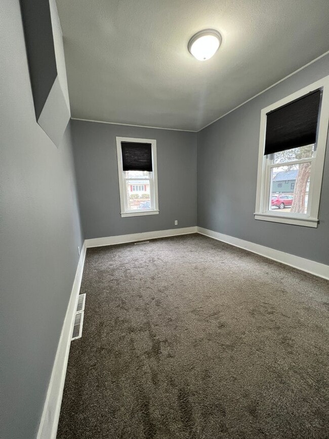Building Photo - Large Single Family Home in Heart of La Cr...