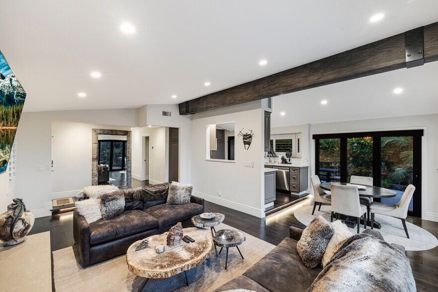 Building Photo - 16725 Oak View Dr
