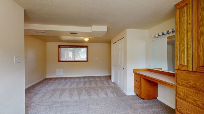 Building Photo - Location, Location, Location! - Four Bedroom house located minutes from Des Moines Waterfront