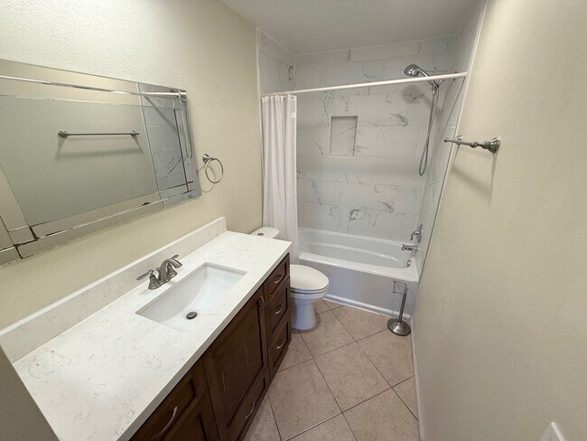 Building Photo - Eastlake Shores Downstairs Condo feat. Two Bedrooms and Two Bathrooms
