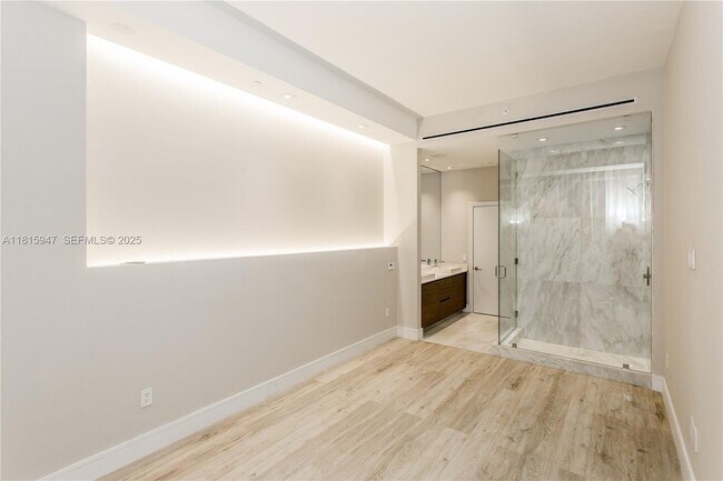 Building Photo - 460 NE 28th St