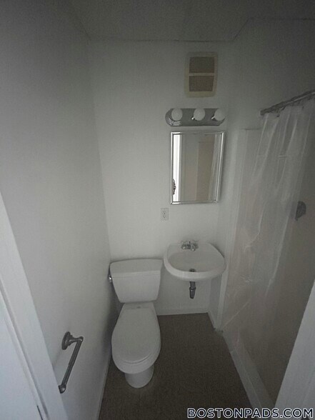 Building Photo - 1077 Beacon St