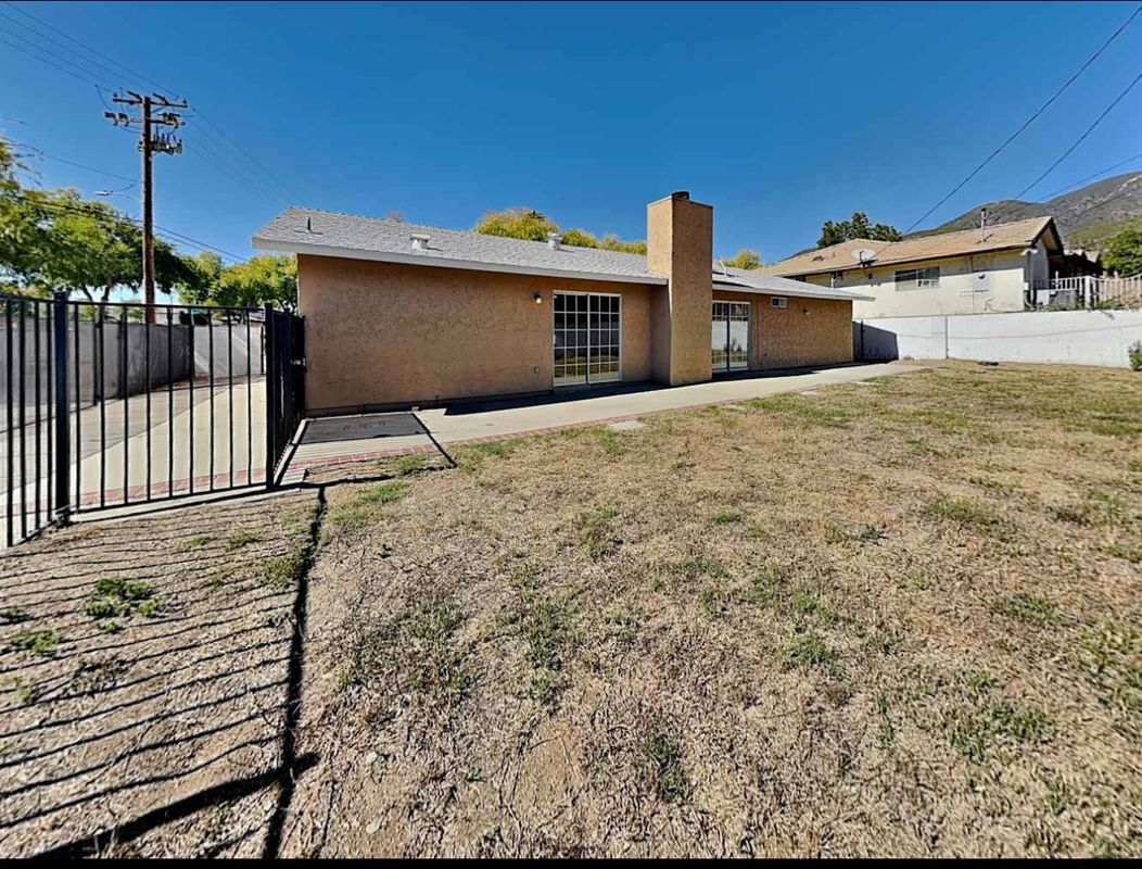Building Photo - 5405 N Acacia Ave