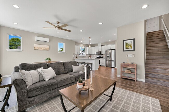 Building Photo - Modern 4-Bed Home in Sunstone Place