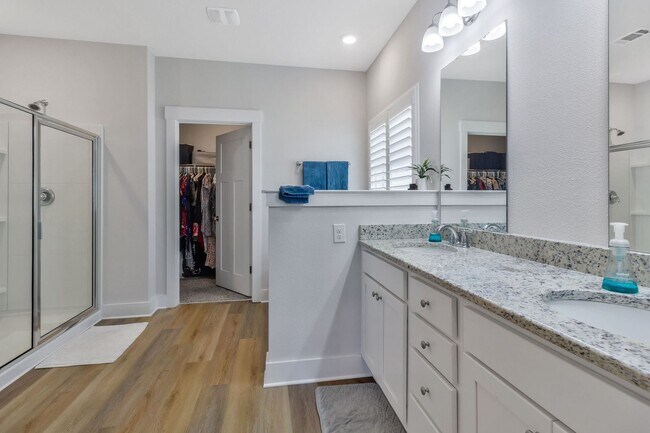 Building Photo - 4 BEDROOMS IN GULF BREEZE!!