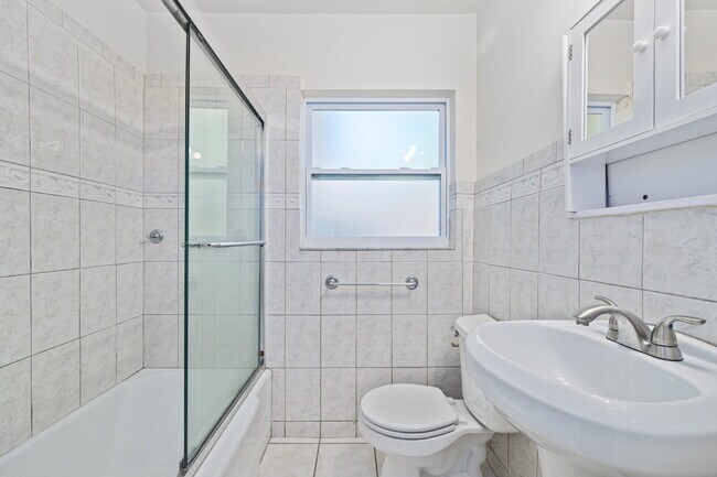 Building Photo - "Charming 4-Bedroom Tampa Home with 2 Full Baths and Spacious Layout!"