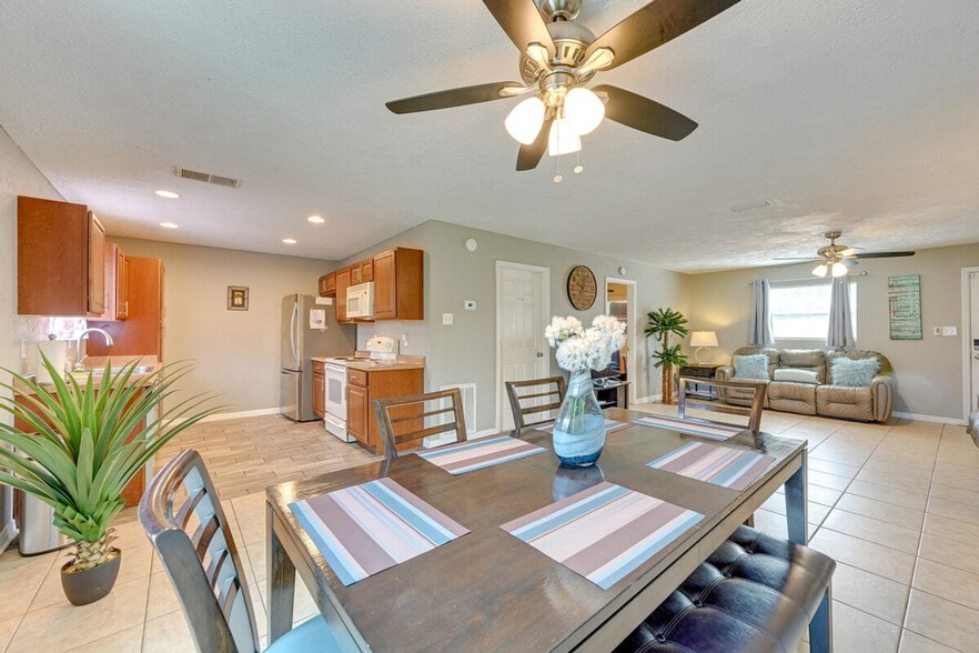 Building Photo - 1555 N Tuttle Ave