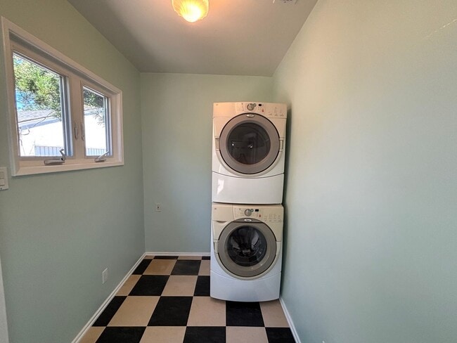 Building Photo - Clean and comfortable 3 bedroom available ...
