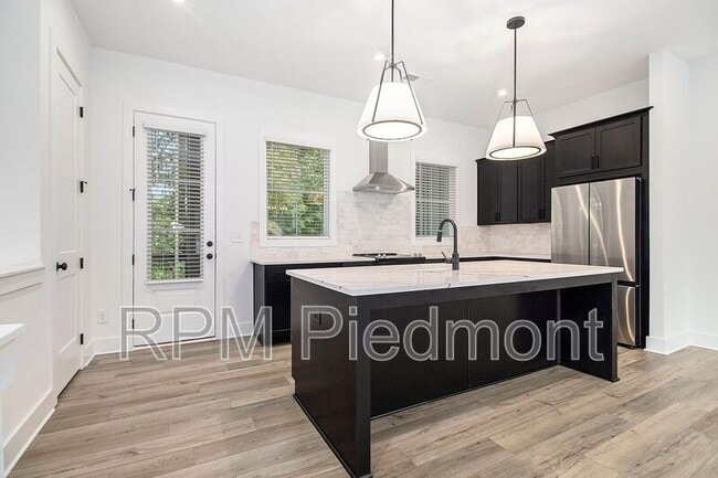 Building Photo - 205 Firefly Cir