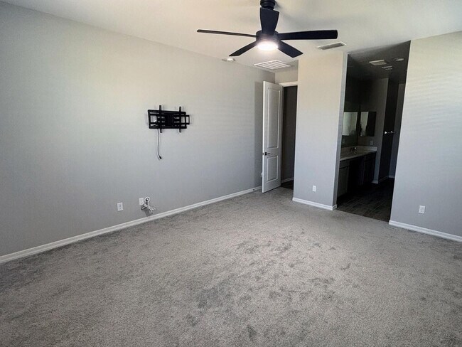 Building Photo - 35966 W Santa Monica Ave