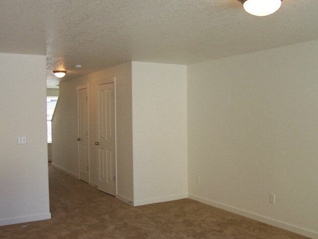 Building Photo - Available 3/23! Spacious 3 Bed/2.5 Bath Home in VAN MALL Area!
