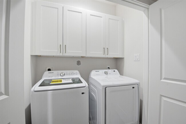 Building Photo - 727 S Victory Dr