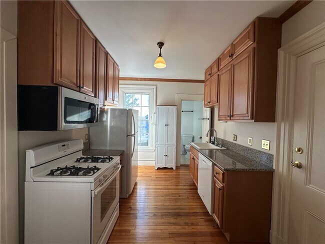 Building Photo - 5 Record St