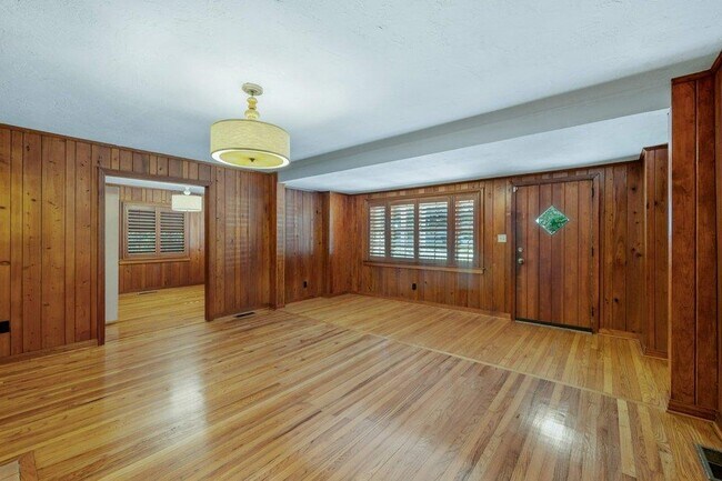 Building Photo - 1142 Old Fort Dr