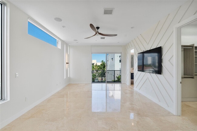 Building Photo - 3270 NE 15th St