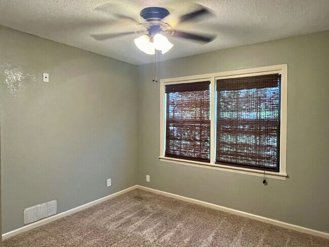 Building Photo - Spacious Four Bedroom!