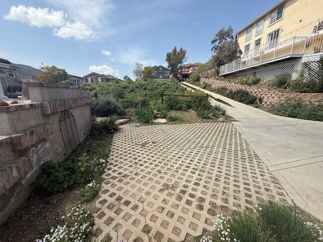 Building Photo - Spacious 4-bedroom, 3-bathroom home in New...