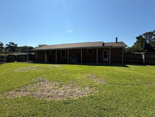 Building Photo - 403 Thomas Dr