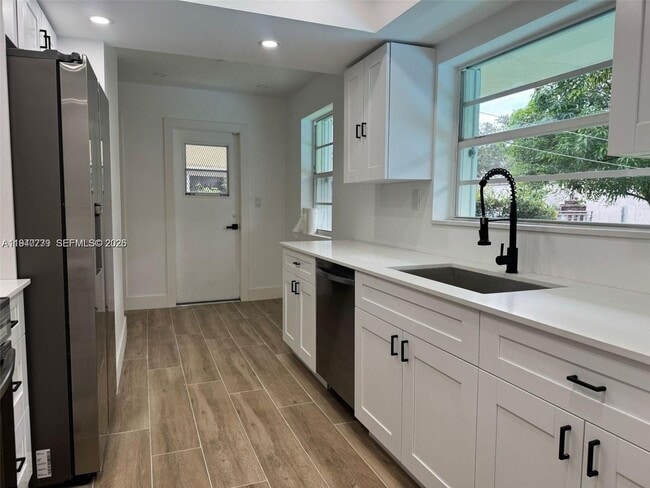 Building Photo - 370 NW 43rd Ave