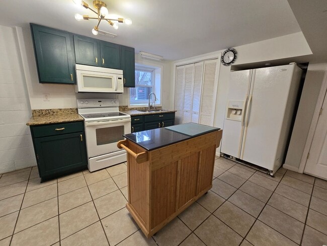 Building Photo - NEW LISTING!!!!!