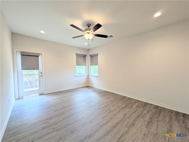 Building Photo - 360 Caveside Dr