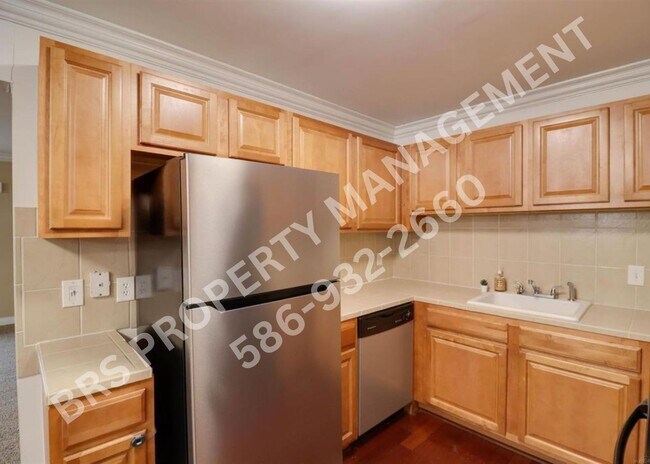 Building Photo - Upper end-unit condo in desirable Rochester Hills