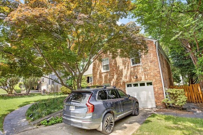 Building Photo - 5703 Cromwell Dr