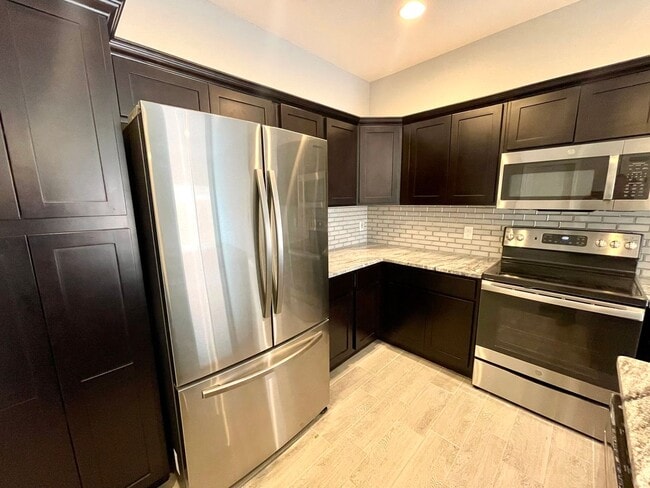 Building Photo - Beautiful 3 Bedroom Townhome Near Kingman Hospital!