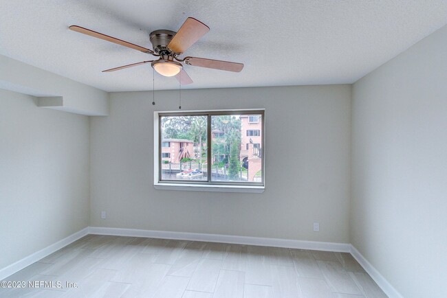 Building Photo - This beautifully remodeled 2 bedroom, 2 ba...