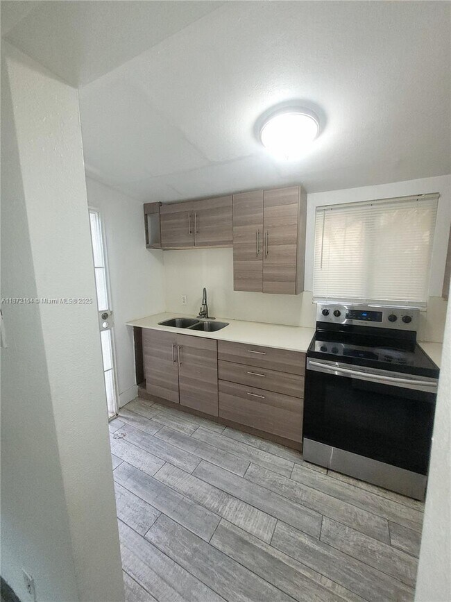 Building Photo - 5720 NE Miami Pl