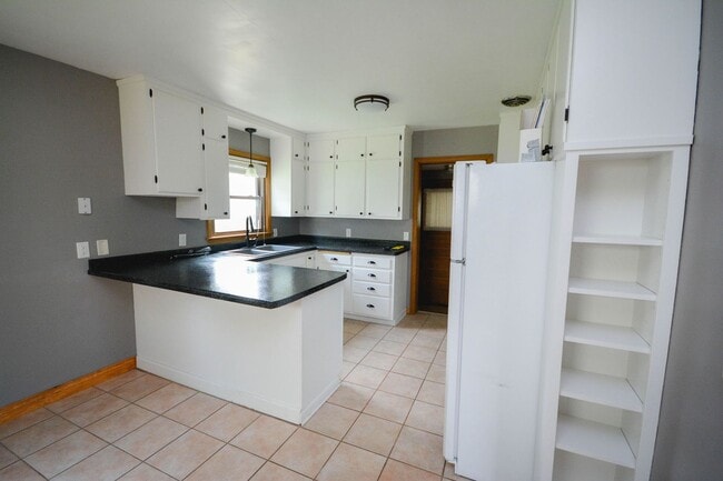 Building Photo - Beautiful 2-story home in Slatterly Park neighborhood!