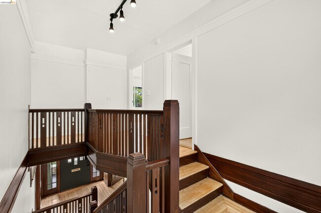 Building Photo - 846 Mandana Blvd