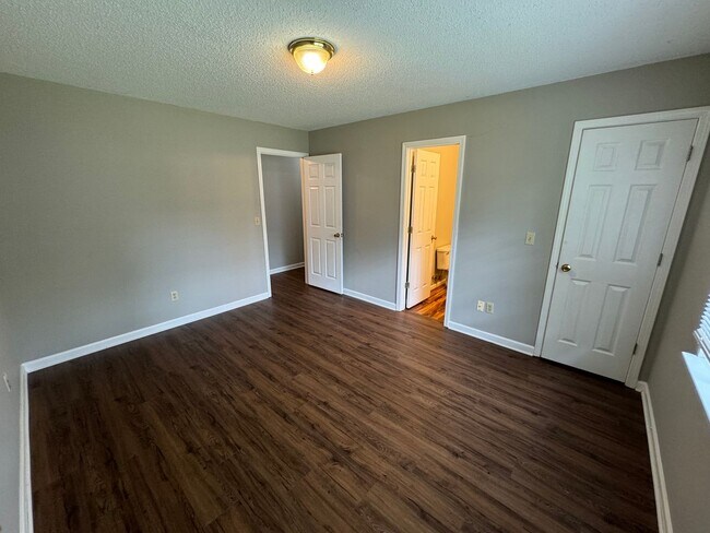 Building Photo - 10A Woodcreek Way SW