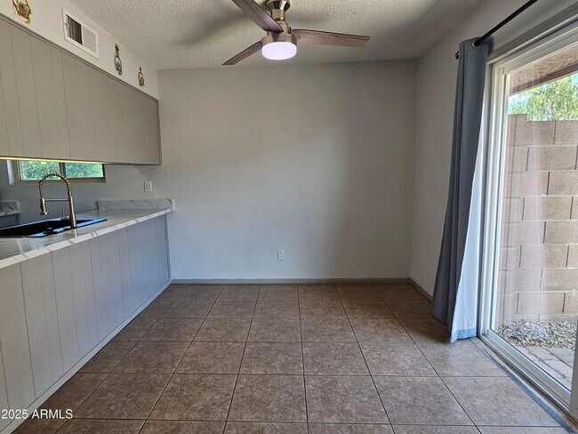 Building Photo - 1622 W Village Way