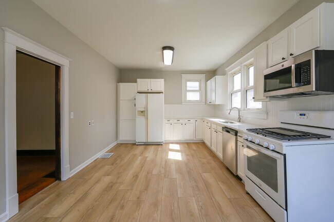 Building Photo - Check out this gem in Schnitzelburg!!