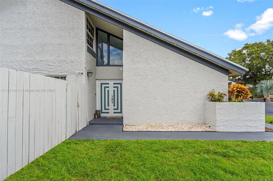 Building Photo - 8351 SW 39th Ct