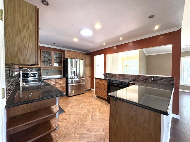 Building Photo - Charming 4-Bed by the Lake in Morgan Hill