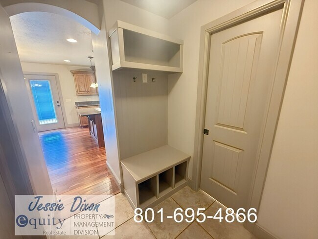 Building Photo - 5725 Brook Cir