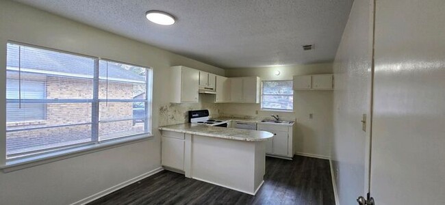 Building Photo - Available Now! 3/2 in Longview