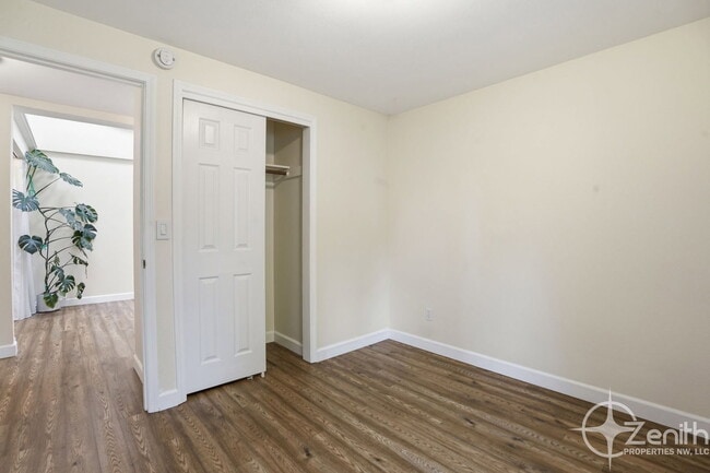 Building Photo - 13902 NE Piper Rd