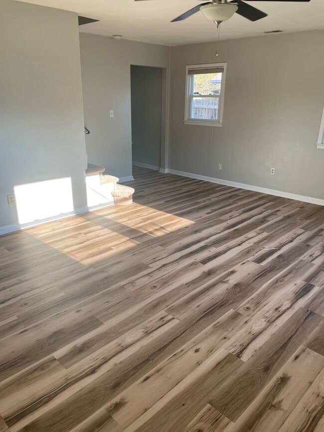 Building Photo - Charming 2-Bedroom Duplex in Kempsville, V...